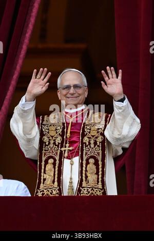 Italie. 08 mai 2025. Le pape Léon XIV, nouvellement élu, fait des vagues depuis le balcon du Vatican à la Cité du Vatican, au Vatican, le jeudi 8 mai 2025. Après deux jours, le Conclave des Cardinaux a élu le Cardinal Robert Francis Provost, qui sera connu sous le nom de Pape Léon XIV, comme le 267e souverain Pontife après la mort du Pape François le lundi de Pâques. Provost sera le premier pape américain. Photo de Stefano Spaziani/UPI crédit : UPI/Alamy Live News Banque D'Images