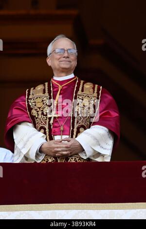 Italie. 08 mai 2025. Le Pape Léon XIV nouvellement élu regarde depuis le balcon du Vatican à la Cité du Vatican, au Vatican, le jeudi 8 mai 2025. Après deux jours, le Conclave des Cardinaux a élu le Cardinal Robert Francis Provost, qui sera connu sous le nom de Pape Léon XIV, comme le 267e souverain Pontife après la mort du Pape François le lundi de Pâques. Provost sera le premier pape américain. Photo de Stefano Spaziani/UPI crédit : UPI/Alamy Live News Banque D'Images