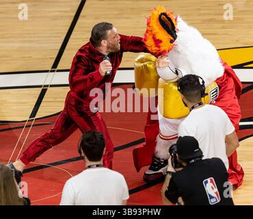10 juin 2023 : le combattant d'arts martiaux mixtes Conor McGregor, à gauche, se balance contre la mascotte Burnie de Miami Heat pendant une période de temporisation dans le match 4 de la finale de la NBA contre les Nuggets de Denver au Kaseya Center le 9 juin 2023 à Miami. (Crédit image : © Matias J. Ocner/Miami Herald via ZUMA Press Wire) Banque D'Images