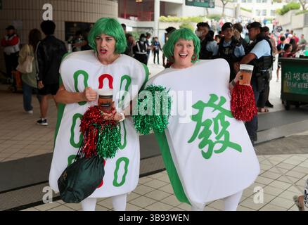 1 avril 2023, HONG KONG, CHINE : à Hong Kong, une femme occidentale comique habillée en mAh-Jong [ Pai ] au stade de Hong Kong pendant la 2ème journée, HONG KONG SEPT 2023.April-1.2023Hong Kong.ZUMA/Liau Chung-Ren (crédit image : © Liau Chung-Ren/ZUMA Press Wire) Banque D'Images