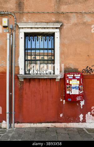 Une vieille boîte aux lettres accrochée sur un mur coloré dans une calle vénitienne, Venise, Vénétie, Italie Banque D'Images