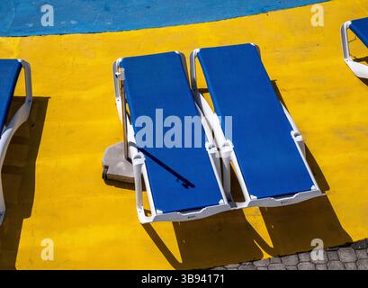 Chaises longues bleues au soleil Banque D'Images