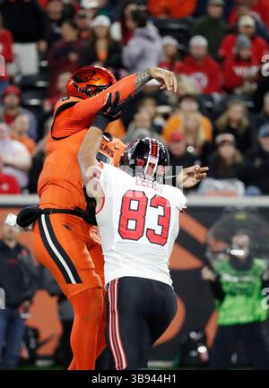 29 septembre 2023 : DJ Uiagalelei (5 ans), quarterback des Oregon State Beavers, reçoit un succès tardif de Jonah Elliss (83 ans), équipe défensive des Utah Utes, lors du match de football NCAA entre les Utah Utes et les Oregon State Beavers au Reser Stadium, Corvallis, OREGON. Larry C. Lawson/CSM (crédit image : © Larry C. Lawson/CSM via ZUMA Press Wire) Banque D'Images
