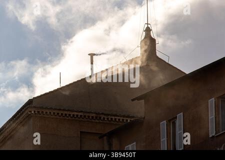 CITÉ DU VATICAN – 9 mai 2025 : une fumée blanche s’élève de la cheminée de la Chapelle Sixtine, signalant l’élection d’un nouveau pape le troisième jour du Conclave papal. Le cardinal Robert Francis Prevost des États-Unis a été élu et a pris le nom de Pape Leone XIV. des milliers de personnes se sont rassemblées sur la place Pierre pour assister à ce moment historique. Photo de Marco Ciccolella / Alamy Live News. Banque D'Images