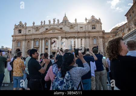 CITÉ DU VATICAN – 9 mai 2025 : une fumée blanche s’élève de la cheminée de la Chapelle Sixtine, signalant l’élection d’un nouveau pape le troisième jour du Conclave papal. Le cardinal Robert Francis Prevost des États-Unis a été élu et a pris le nom de Pape Leone XIV. des milliers de personnes se sont rassemblées sur la place Pierre pour assister à ce moment historique. Photo de Marco Ciccolella / Alamy Live News. Banque D'Images