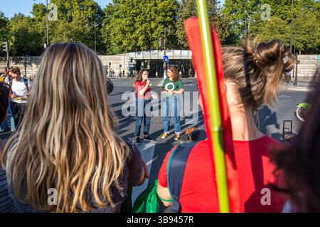 21 septembre 2019, Paris, Ile-de-France (région, France : selon un compte indépendant, la marche pour le climat, qui a rejoint quelques ''gilets jaunes'' pour leur ''acte 45'', a rassemblé plus de 15 000 personnes dans la capitale. (Crédit image : © Sadak Souici/ZUMA Press Wire) Banque D'Images