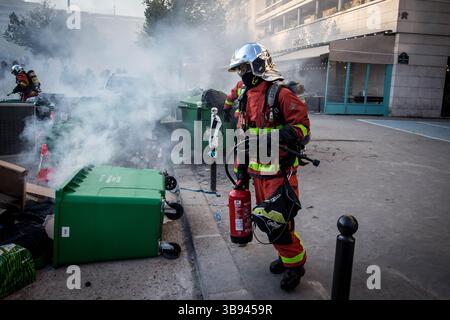 21 septembre 2019, Paris, Ile-de-France (région, France : selon un compte indépendant, la marche pour le climat, qui a rejoint quelques ''gilets jaunes'' pour leur ''acte 45'', a rassemblé plus de 15 000 personnes dans la capitale. (Crédit image : © Sadak Souici/ZUMA Press Wire) Banque D'Images