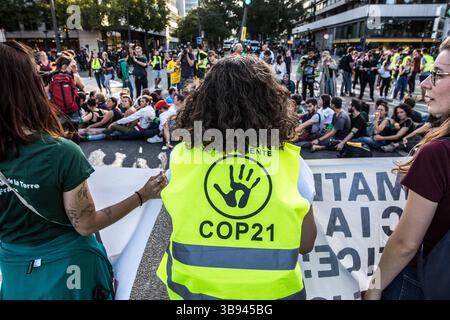 21 septembre 2019, Paris, Ile-de-France (région, France : selon un compte indépendant, la marche pour le climat, qui a rejoint quelques ''gilets jaunes'' pour leur ''acte 45'', a rassemblé plus de 15 000 personnes dans la capitale. (Crédit image : © Sadak Souici/ZUMA Press Wire) Banque D'Images