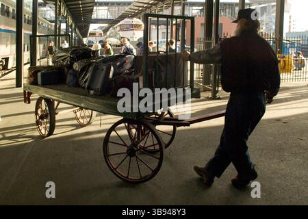 19 juin 2017 : un ouvrier de chemin de fer enterré tire un chariot de bagages de passager arrivant sur le quai de la gare de Seattle, WA. (Crédit image : © Spencer Grant/ZUMA Press Wire) Banque D'Images
