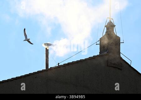 Nouvellement élu pape Léon XIV, Robert Prevost fait des vagues depuis la fenêtre du balcon de la basilique Saint-Pierre après avoir été élu 267e pape de l'Église catholique romaine le 8 mai 2025 au Vatican. Banque D'Images