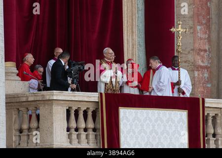 Nouvellement élu Pape Léon XIV, Papa Leone 14, Robert Francis Prevost sur le balcon de la basilique Pierre. Cité du Vatican 08/05/2025. Photo de Rocco Pettini Banque D'Images