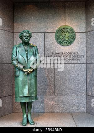 Statue en bronze de la première dame Eleanor Roosevelt debout devant l'emblème des Nations Unies honore son dévouement à l'ONU, Franklin Delano Roosevelt mem Banque D'Images
