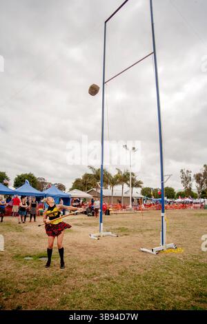 19 juin 2017 : une jeune femme kiltée participe au « lancer de mouton » lors d'un festival écossais à Costa Mesa, EN CALIFORNIE, EN utilisant une fourche pour lancer un sac de paille EN toile de jute de 16 livres sur un bar. (Crédit image : © Spencer Grant/ZUMA Press Wire) Banque D'Images