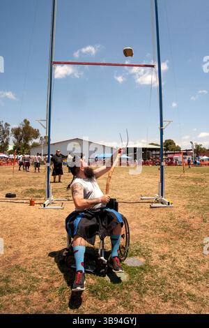 19 juin 2017 : un jeune homme kilté en fauteuil roulant participe au « lancer de mouton » lors d'un festival écossais à Costa Mesa, EN CALIFORNIE, EN utilisant une fourche pour lancer un sac de paille EN toile de jute de 16 livres sur un bar. (Crédit image : © Spencer Grant/ZUMA Press Wire) Banque D'Images