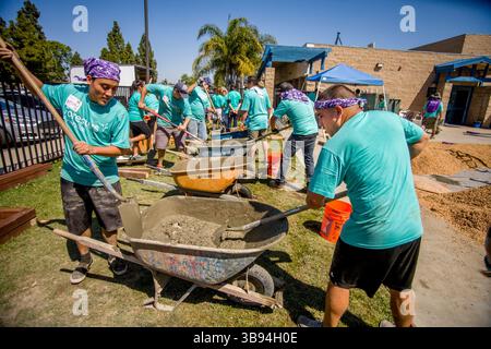 19 juin 2017 : des bénévoles locaux multiraciaux travaillent ensemble à la construction d'un nouveau terrain de jeu dans la vallée de la Fontaine, EN CALIFORNIE (crédit image : © Spencer Grant/ZUMA Press Wire) Banque D'Images