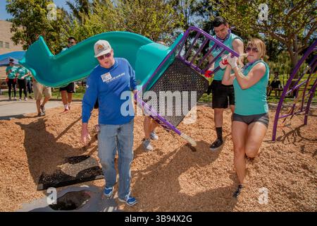 19 juin 2017 : des bénévoles locaux multiraciaux travaillent ensemble à la construction d'un nouveau terrain de jeu dans la vallée de la Fontaine, EN CALIFORNIE (crédit image : © Spencer Grant/ZUMA Press Wire) Banque D'Images