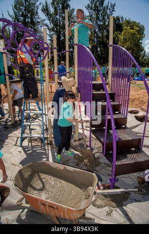 19 juin 2017 : des bénévoles locaux multiraciaux travaillent ensemble à la construction d'un nouveau terrain de jeu dans la vallée de la Fontaine, EN CALIFORNIE (crédit image : © Spencer Grant/ZUMA Press Wire) Banque D'Images