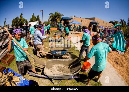 19 juin 2017 : des bénévoles locaux multiraciaux travaillent ensemble à la construction d'un nouveau terrain de jeu dans la vallée de la Fontaine, EN CALIFORNIE (crédit image : © Spencer Grant/ZUMA Press Wire) Banque D'Images