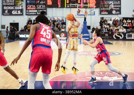 1er avril 2023, Campobasso, Italie : Yasuma Shiori de Venezia (l) et Verona Costanza de Schio (R) en action lors du match entre Famila Wuber Schio et Umana Reyer Venezia dans la Coupe d'Italie de basket-ball féminin, à la Molisana. Famila Wuber Schio a remporté la Coupe italienne de basket-ball Womenâ€™ en battant Umana Reyer Venezia 73-62. (Crédit image : © Davide Di Lalla/SOPA images via ZUMA Press Wire) Banque D'Images
