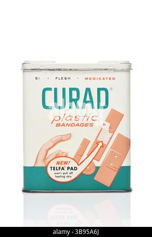 IRVINE, CALIFORNIE - 7 MAI 2025 : une boîte en métal antique de bandages en plastique Curad. Banque D'Images