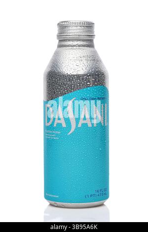 IRVINE, CALIFORNIE - 7 MAI 2025 : une boîte en aluminium d'eau purifiée Dasani, de la Coca-Cola Company. Banque D'Images