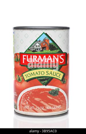 IRVINE, CALIFORNIE - 8 MAI 2025 : une boîte de sauce tomate Furmans. Banque D'Images