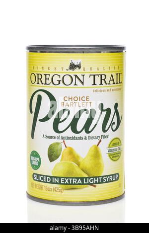 IRVINE, CALIFORNIE - 8 MAI 2025 : une boîte de poires Bartlett Oregon Trail Choice, tranchées dans un sirop extra léger. Banque D'Images