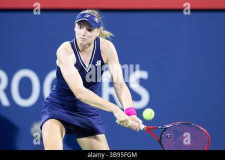 08 août 2023 : Elena Rybakina (KAZ) retourne la balle lors du match de deuxième ronde de la WTA National Bank Open au stade IGA à Montréal, Québec. Daniel Lea/CSM (crédit image : © Daniel Lea/CSM via ZUMA Press Wire) Banque D'Images