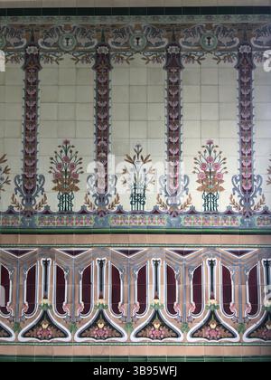 Art Nouveau Ceramic Wall Tile Design – architecture décorative florale avec une esthétique européenne vintage. Banque D'Images