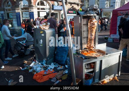 04-26-2025.Amsterdam, pays-Bas. Célébrations Kingsday.les gens habillés en orange célébrant l'anniversaire du roi avec des fêtes dans les rues et les canaux d'Amsterdam.Risky streetfood Banque D'Images