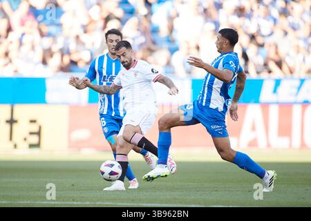 21 août 2023 : Jesus Suso du Sevilla FC concourt pour le ballon avec Ander Guevara du Deportivo Alaves lors du match LaLiga EA Sports entre le Deportivo Alaves et le Sevilla FC à Mendizorrotza le 21 août 2023, à Vitoria, en Espagne. (Crédit image : © Ricardo Larreina/AFP7 via ZUMA Press Wire) Banque D'Images