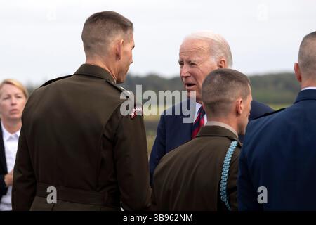 11 septembre 2023, Anchorage, AK, États-Unis d'Amérique : le président américain Joe Biden, à droite, est accueilli par le major général Brian Eifler, commandant de la 11e division aéroportée, à gauche, à son arrivée pour commémorer le 22e anniversaire des attaques terroristes de 9/11 à la base conjointe Elmendorf-Richardson, le 11 septembre 2023 à Anchorage, Alaska. (Crédit image : © Alejandro PeÃ±A/U.S. Air/Planet Pix via ZUMA Press Wire) Banque D'Images