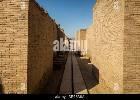 27 octobre 2021, Babylone, Babylone, Irak : au premier millénaire avant JC, Babylone était la plus grande ville de Mésopotamie, ses ruines s'étendant sur 1000 hectares. Capitale religieuse et politique de Babylone, elle abrite le palais royal et le complexe culte dédié à Marduk, divinité poliade de Babylone et chef du panthéon. (Crédit image : © Sadak Souici/ZUMA Press Wire) Banque D'Images
