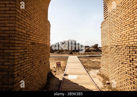 27 octobre 2021, Babylone, Babylone, Irak : à Babylone, le village des artisans n'a pas été restauré. Saddam Hussein, qui prétendait descendre de Nebucadnetsar II, construisit un palais, aujourd'hui abandonné, au-dessus de l'ancienne capitale de la Mésopotamie. Babylone était une ancienne ville de Mésopotamie. Aujourd'hui, c'est un site archéologique majeur qui prend la forme d'un champ de ruines comprenant des reconstructions partielles à des fins politiques ou touristiques. (Crédit image : © Sadak Souici/ZUMA Press Wire) Banque D'Images