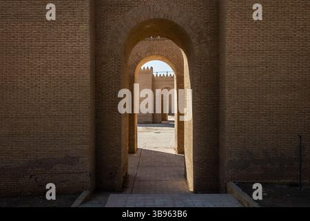 27 octobre 2021, Babylone, Babylone, Irak : les portes de Babylone. Au premier millénaire av. J.-C., Babylone était la plus grande ville de Mésopotamie, ses ruines s'étendant sur 1000 hectares. Capitale religieuse et politique de Babylone, elle abrite le palais royal et le complexe culte dédié à Marduk, divinité poliade de Babylone et chef du panthéon. (Crédit image : © Sadak Souici/ZUMA Press Wire) Banque D'Images