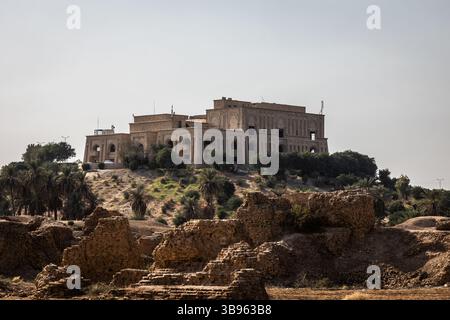 27 octobre 2021, Babylone, Babylone, Irak : à Babylone, le village des artisans n'a pas été restauré. Saddam Hussein, qui prétendait descendre de Nebucadnetsar II, construisit un palais, aujourd'hui abandonné, au-dessus de l'ancienne capitale de la Mésopotamie. (Crédit image : © Sadak Souici/ZUMA Press Wire) Banque D'Images
