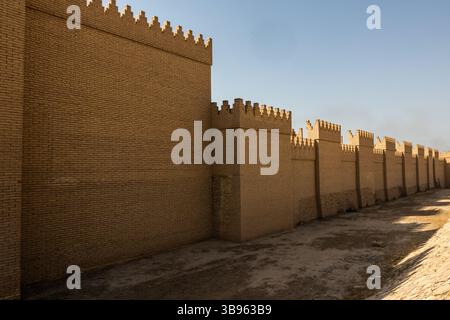 27 octobre 2021, Babylone, Babylone, Irak : au premier millénaire avant JC, Babylone était la plus grande ville de Mésopotamie, ses ruines s'étendant sur 1000 hectares. Capitale religieuse et politique de Babylone, elle abrite le palais royal et le complexe culte dédié à Marduk, divinité poliade de Babylone et chef du panthéon. (Crédit image : © Sadak Souici/ZUMA Press Wire) Banque D'Images