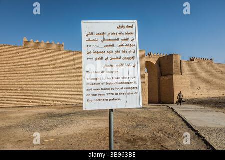 27 octobre 2021, Babylone, Babylone, Irak : le Lion de Babylone panneau d'information. Au premier millénaire av. J.-C., Babylone était la plus grande ville de Mésopotamie, ses ruines couvrant 1000 hectares. Capitale religieuse et politique de Babylone, elle abrite le palais royal et le complexe culte dédié à Marduk, divinité poliade de Babylone et chef du panthéon. (Crédit image : © Sadak Souici/ZUMA Press Wire) Banque D'Images