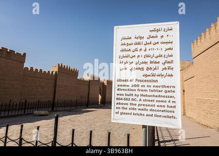 27 octobre 2021, Babylone, Babylone, Irak : la rue de la procession. Au premier millénaire av. J.-C., Babylone était la plus grande ville de Mésopotamie, ses ruines s'étendant sur 1000 hectares. Capitale religieuse et politique de Babylone, elle abrite le palais royal et le complexe culte dédié à Marduk, divinité poliade de Babylone et chef du panthéon. (Crédit image : © Sadak Souici/ZUMA Press Wire) Banque D'Images