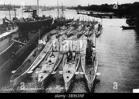 La flotte de sous-marins allemands d'avant-guerre au port de Kiel. L'U-20, qui a coulé le Lusitania, est le deuxième à partir de la gauche. Lusitania est un paquebot immatriculé en Grande-Bretagne torpillé par un U-boat pendant la première Guerre mondiale le 7 mai 1915, au large de la vieille tête de Kinsale, en Irlande. À son bord se trouvaient 1 264 passagers, 3 passagers clandestins et un équipage de 693 personnes, totalisant 1 960 personnes, dont 1 197 ont été tuées. Le navire a coulé en seulement 18 minutes. Le naufrage a détourné l'opinion publique de l'Allemagne et la mort de 128 Américains à bord a été un facteur important dans l'entrée en guerre des États-Unis. Banque D'Images