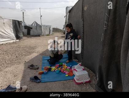26 février 2022, Syrie : deux filles jouent devant leur tente dans le camp de Roj. Aucun enfant français n'a été rapatrié depuis le début de l'année 2021. Une situation qui a valu à leur pays le doigt du doigt par de multiples organisations nationales et internationales. (Crédit image : © Sadak Souici/ZUMA Press Wire) Banque D'Images