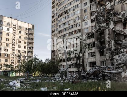4 juin 2022, Kharkiv, Ukraine : un bâtiment déchiré par des tirs russes dans un district au Nord de Kharkiv. Selon le procureur général de la région de Kharkiv, la Russie y a commis pas moins de 1 400 crimes de guerre depuis le début de son invasion de l’Ukraine fin février 2022. (Crédit image : © Sadak Souici/ZUMA Press Wire) Banque D'Images