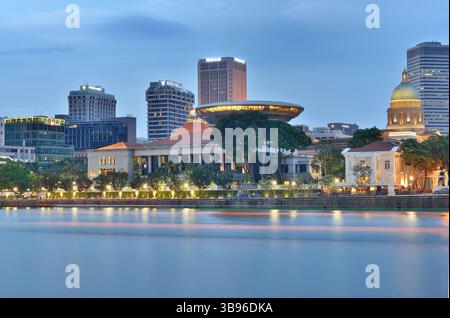 Le Parlement et le bâtiment de la Cour suprême vus depuis Boat Quay à Singapour. Banque D'Images