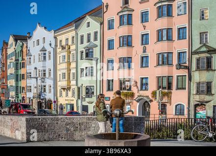 Rangée colorée de maisons sur la rive nord de l'auberge vue du pont de la rivière Inn, Innsbruck, Tyrol, Autriche Banque D'Images