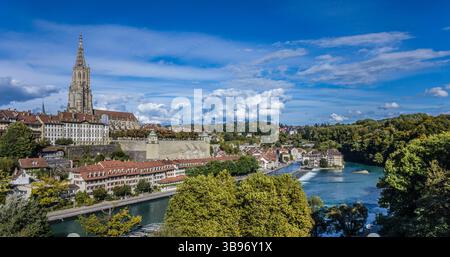 Vue sur la vieille ville de Berne avec la cathédrale de Berne de l'autre côté de l'Aar, Canton de Berne, Suisse Banque D'Images