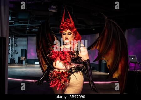 23 avril 2023, Bangkok, Thaïlande : Angele Anang, interprète transgenre de drag, se maquille avant le spectacle.''Drag Race Thai fans vs. The World'', un événement organisé par les fans thaïlandais de la franchise WOW Presents plus et RuPaul's Drag Race et présenté par Laganja Estranga, a lieu au Siam Center à Bangkok le 23 avril 2023. (Crédit image : © Matt Hunt/ZUMA Press Wire) Banque D'Images