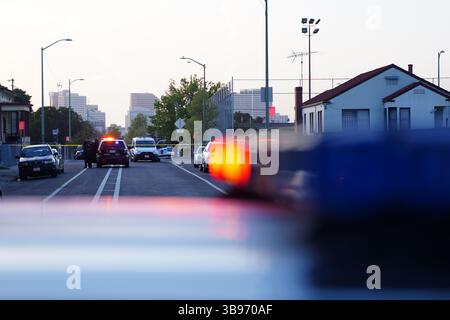 24 avril 2023, Oakland, Californie, États-Unis : des policiers enquêtent sur la fusillade. Un bébé de 15 mois a été abattu alors qu'il roulait en voiture près de la 12e Avenue et de la 15e Rue est à Oakland, en Californie, le 24 avril. La fusillade a été signalée vers 18h15 et les policiers ont bouclé la scène du crime. Les policiers d'Oakland enquêtent sur la fusillade et le bébé qui a été abattu est blessé et envoyé à l'hôpital. (Crédit image : © Michael Ho Wai Lee/SOPA images via ZUMA Press Wire) Banque D'Images