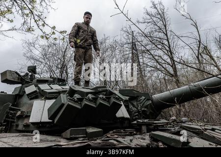 9 avril 2023, Paris, Paris, France : un tankman se tient sur le char T 72 à la base arrière de la 17e brigade blindée. (Crédit image : © Sadak Souici/ZUMA Press Wire) Banque D'Images