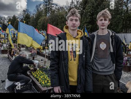 15 avril 2023, Paris, Paris, France : Dmytro, un lycéen de 15 ans venu déposer des fleurs sur la tombe d'un ami de la famille. avec sa meilleure amie Yarema, 14 ans. (Crédit image : © Sadak Souici/ZUMA Press Wire) Banque D'Images