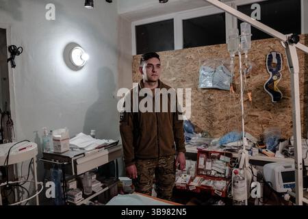 10 avril 2023, Paris, Paris, France : ''les Russes font certainement une .fixate sur Bakhmout, mais ils semblent être occupés à récupérer leurs forces ailleurs. Je pense qu’ils se préparent à la contre-offensive ukrainienne, explique â€ .Sasha, le jeune médecin-chef de l’hôpital de campagne Toresâ€™K. (Crédit image : © Sadak Souici/ZUMA Press Wire) Banque D'Images